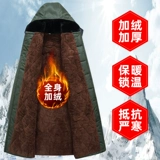 Длинное зеленое пальто, утепленная камуфляжная куртка, пуховик для работы