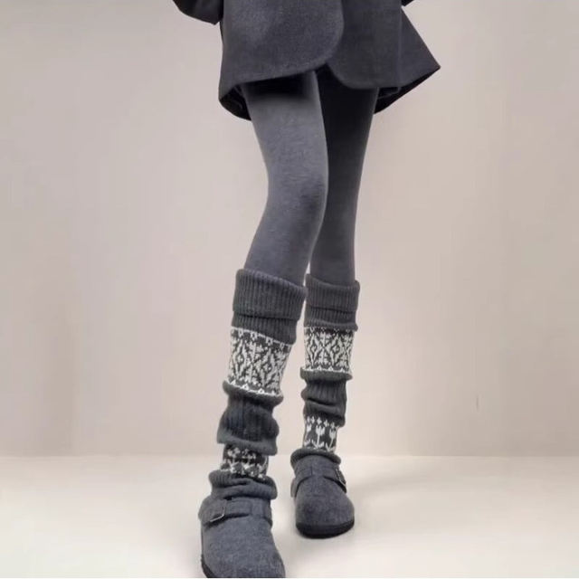 Wear Barn style! I love layering! In winter, gray is the way to go. A retro girl with an autumn and winter atmosphere can wear it!