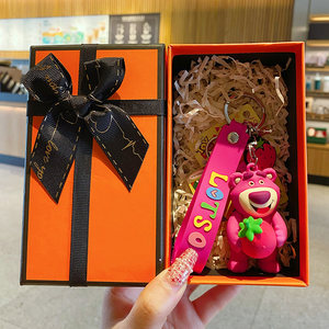 正版迪士尼玩具总动员草莓熊汽车钥匙扣链女精致书包挂件饰品男生