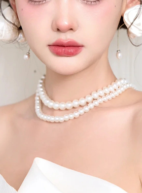 双层珍珠项链配饰品配裙子