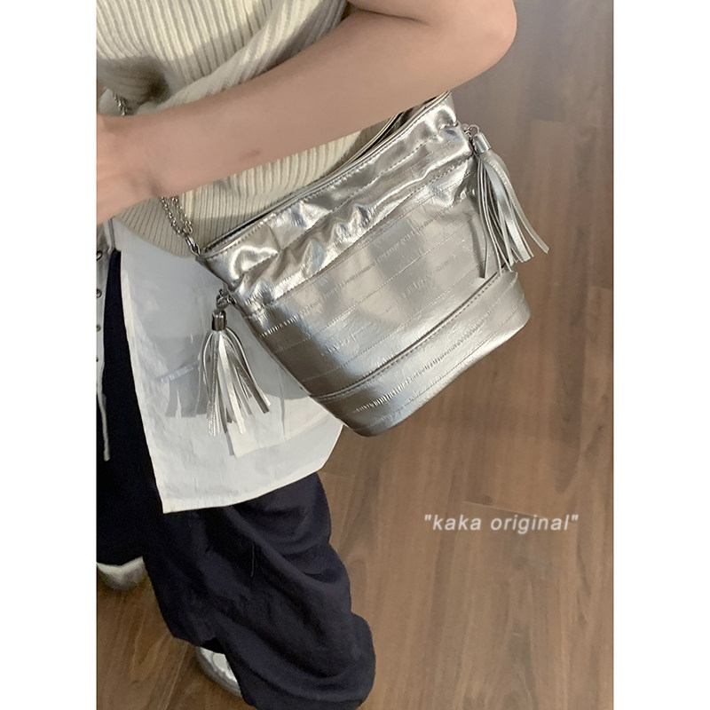 小众腋下包包女式2024新款夏天时尚银色水桶包高级感百搭斜挎包,淘宝优惠券,粉丝福利购,淘宝优惠卷