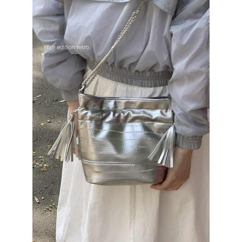 小众腋下包包女式2024新款夏天时尚银色水桶包高级感百搭斜挎包,淘宝优惠券,粉丝福利购,淘宝优惠卷