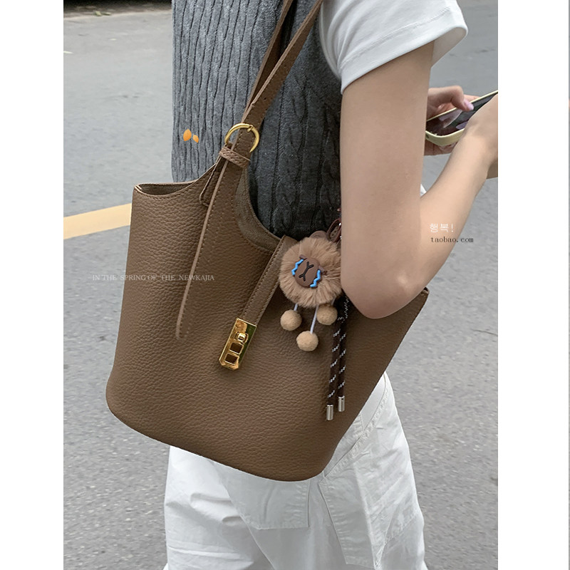 手提菜篮子包包女式2024新款秋冬潮韩国复古水桶包简约单肩腋下包,淘宝优惠券,粉丝福利购,淘宝优惠卷