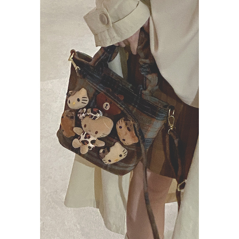 卡通玩偶毛呢包包女2024新款潮秋冬复古格子手提托特包百搭斜挎包,淘宝优惠券,粉丝福利购,淘宝优惠卷