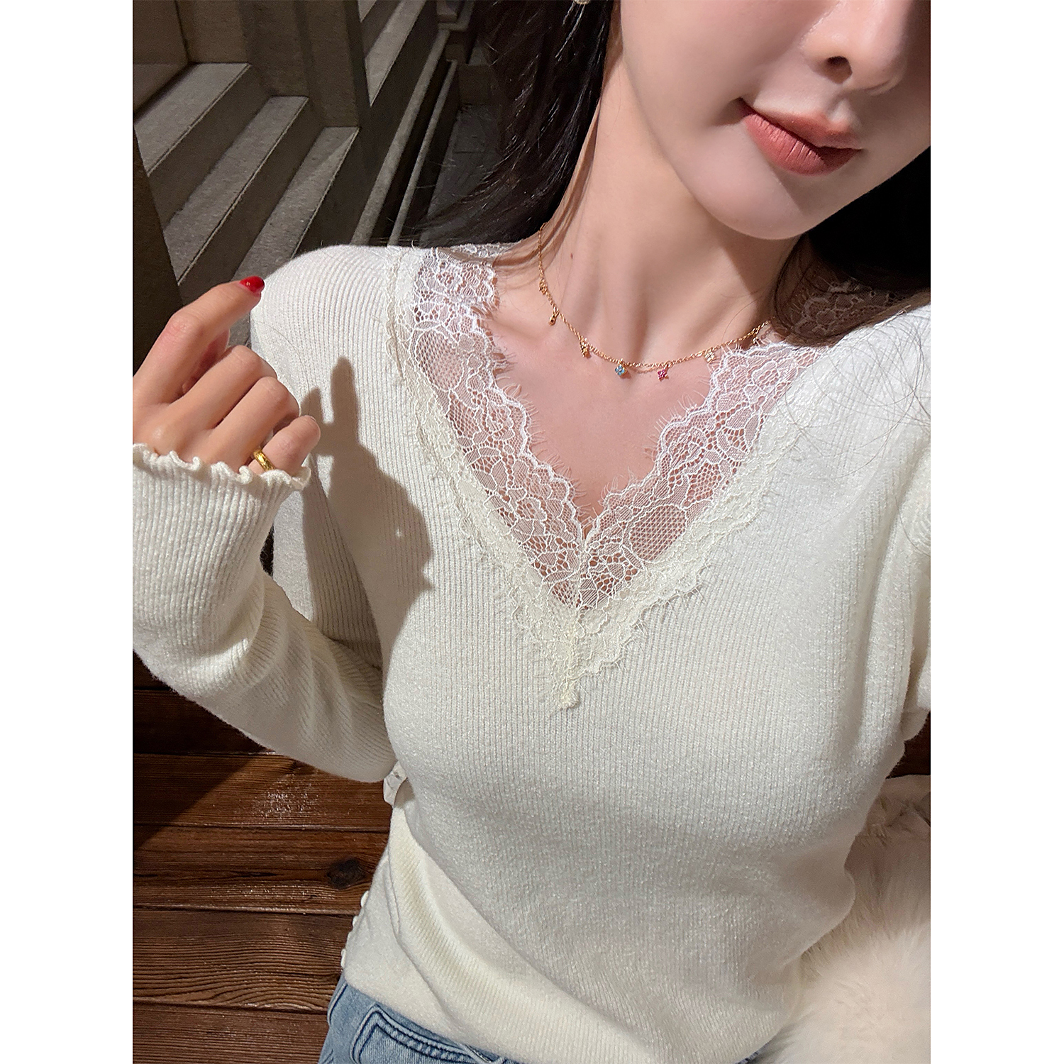 12/2  10AM 徐琳「乖乖打底」蕾丝边拼接v领修身木耳边打底衫上衣 - 图0