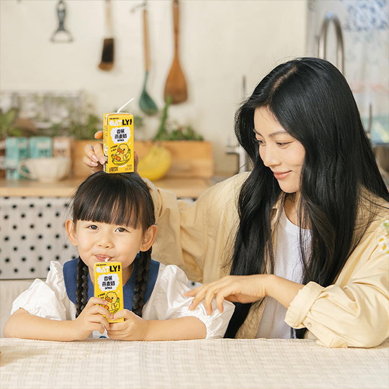 OATLY高钙饮料草莓香蕉果味风味燕麦奶 儿童营养谷物牛奶饮料替代