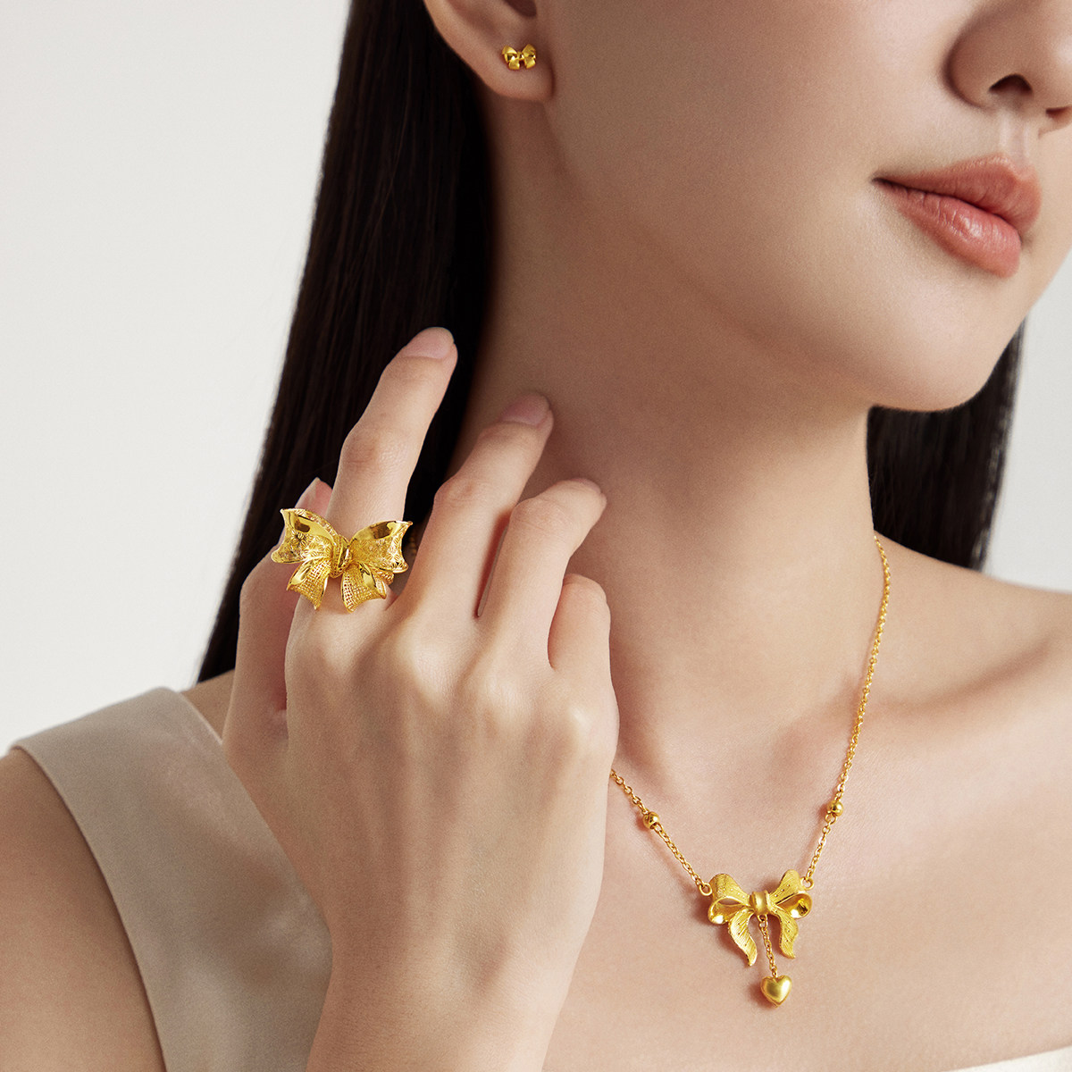 周大福在逃公主爱心蝴蝶结黄金项链大版计价F193290情人节