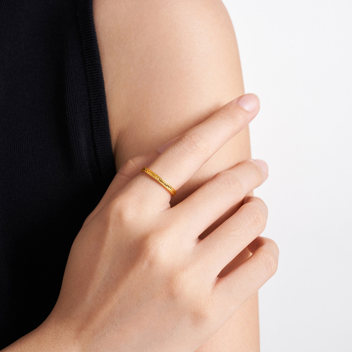 周大福鱼鳞爆闪碎碎冰碎金金足金黄金细圈戒指女计价EOF1297新品