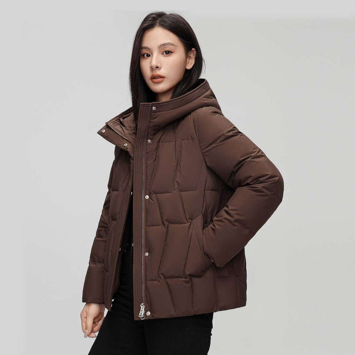 雪中飞2026春新款女士短款连帽羽绒服时尚简约分格保暖咖棕H版