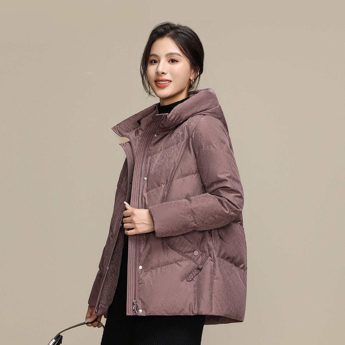 雪中飞2026夏新款女短款连帽羽绒服妈妈款中老年加厚宽松大码暖