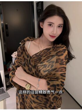 秋冬时尚氛围超大感豹纹丝巾披肩韩系百搭围脖易出片超大豹纹丝巾