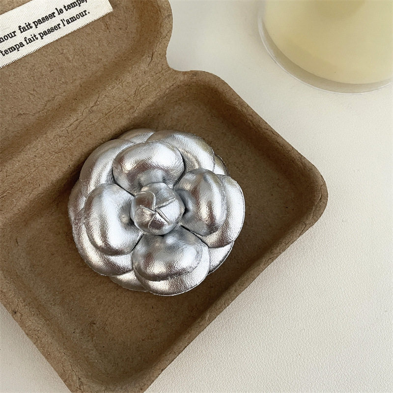 法式复古金银色山茶花胸针时尚高级感小香风皮质花朵外套大衣配饰,淘宝优惠券,粉丝福利购,淘宝优惠卷