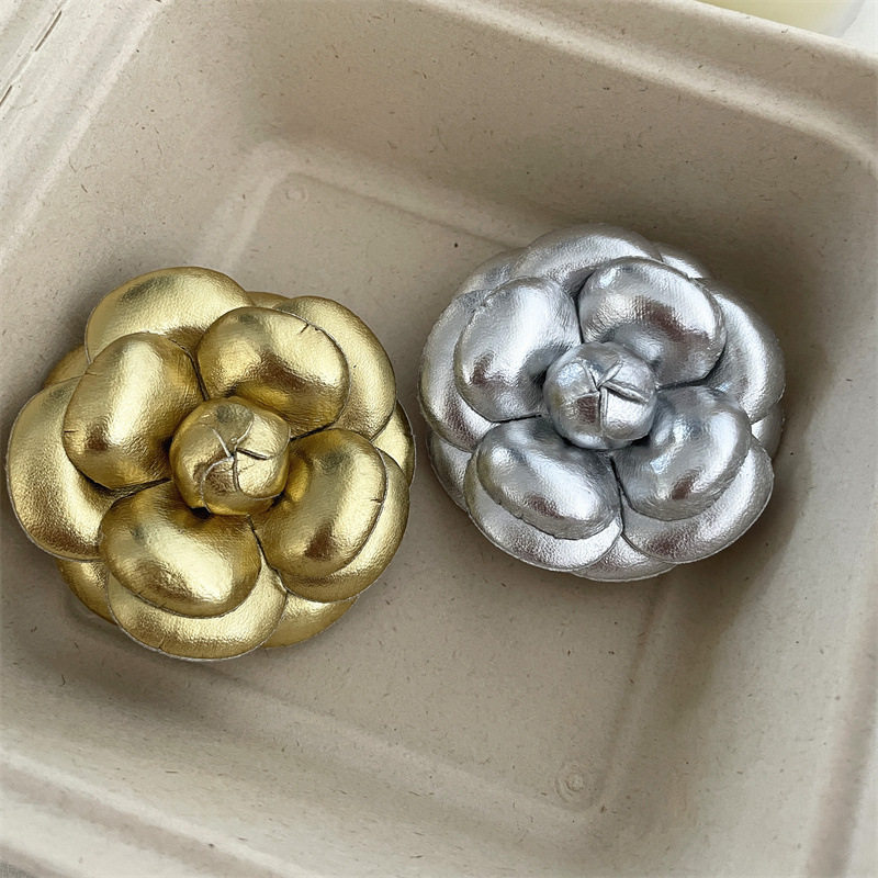 法式复古金银色山茶花胸针时尚高级感小香风皮质花朵外套大衣配饰,淘宝优惠券,粉丝福利购,淘宝优惠卷