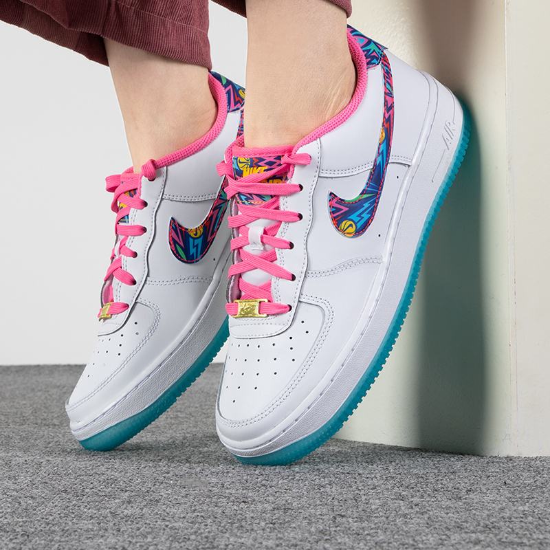 Nike耐克女鞋2023夏季新款AIR FORCE 1卡通风格休闲鞋 DZ4883-100 - 图0