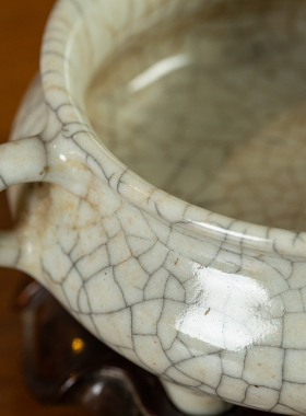 哥釉双耳三足炉（红木座）