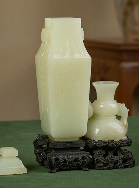 玉雕铺首耳蕉叶纹方尊摆件