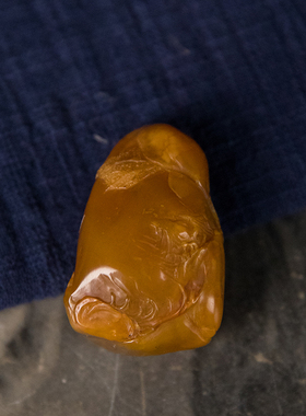 清代田黄石雕梅下垂钓图把件