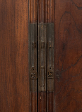 清早期榉木瓜棱腿圆角柜