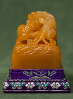 寿山石透雕兽钮印章锦座