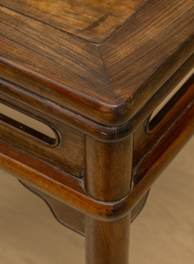 清代红木劈料裹腿鱼门洞方桌