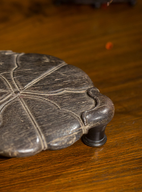 清中期紫檀荷叶三足器座真品文玩