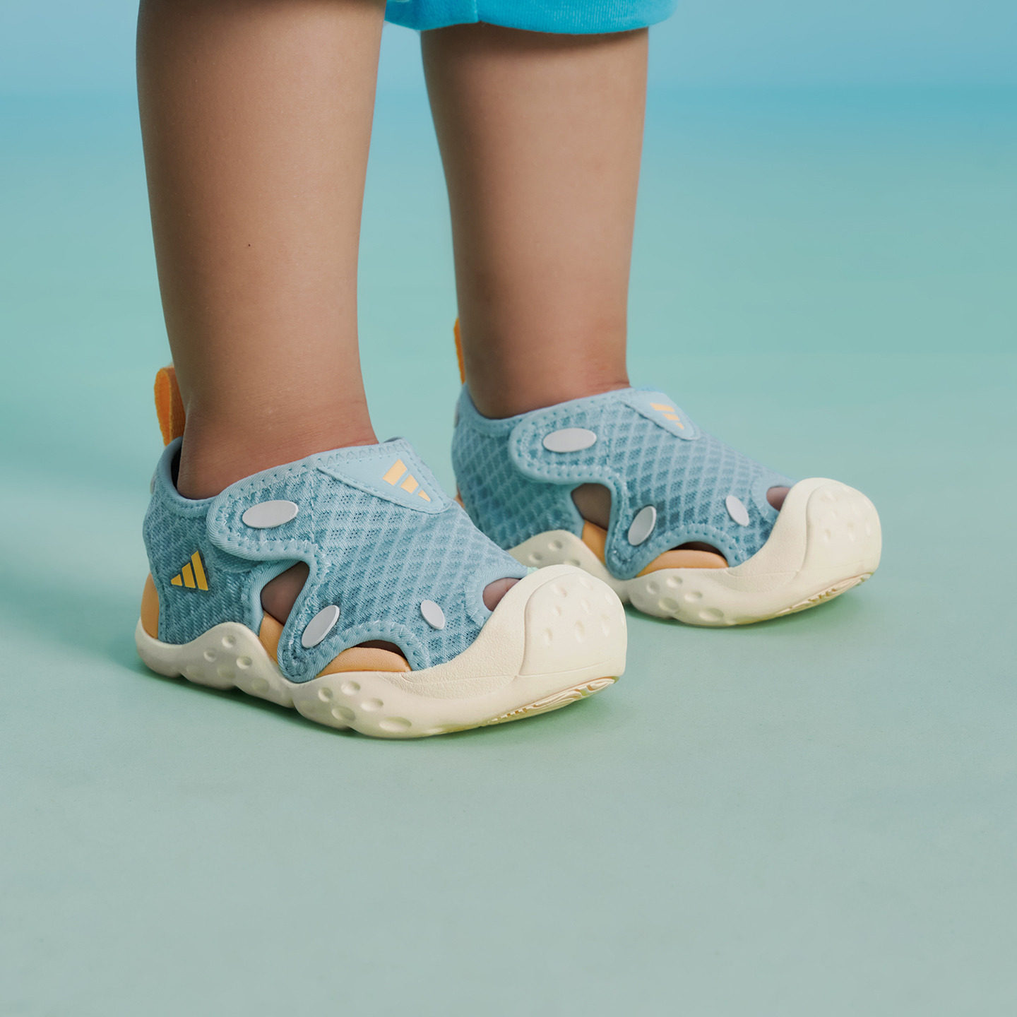 【adidas】透气网眼玩水凉鞋