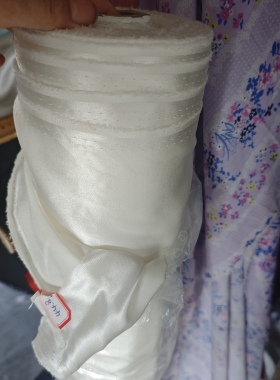 106厘米92%桑蚕丝真丝弹力缎面料本白色夏天服装舒适弹力缎面料。