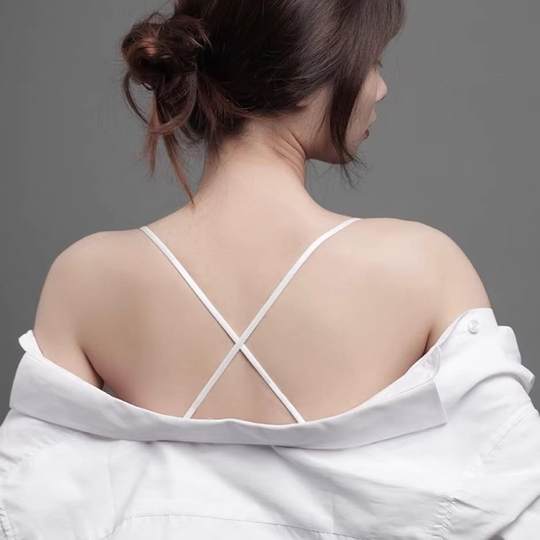 Sujetador de tirantes invisibles con tirantes transparentes.