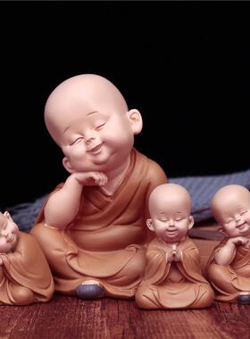 Hyeons little monks car shakes its head with an innovative