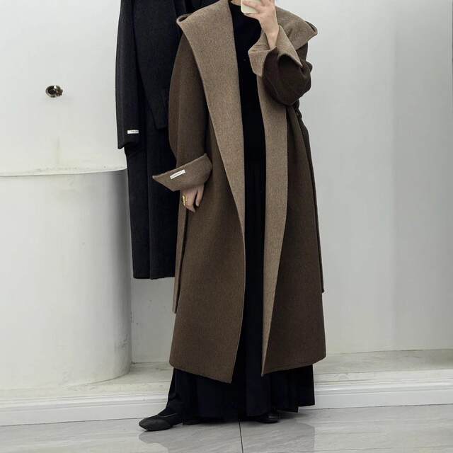 Reversible woolen coat with hooded hood and large lapels