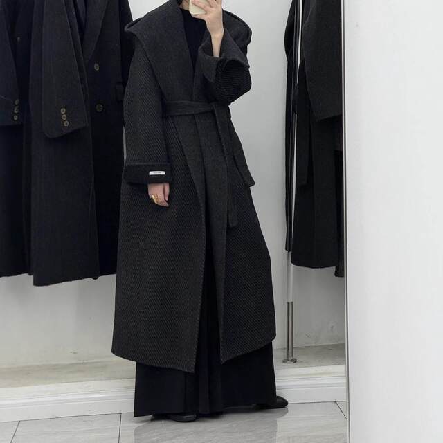 Reversible woolen coat with hooded hood and large lapels