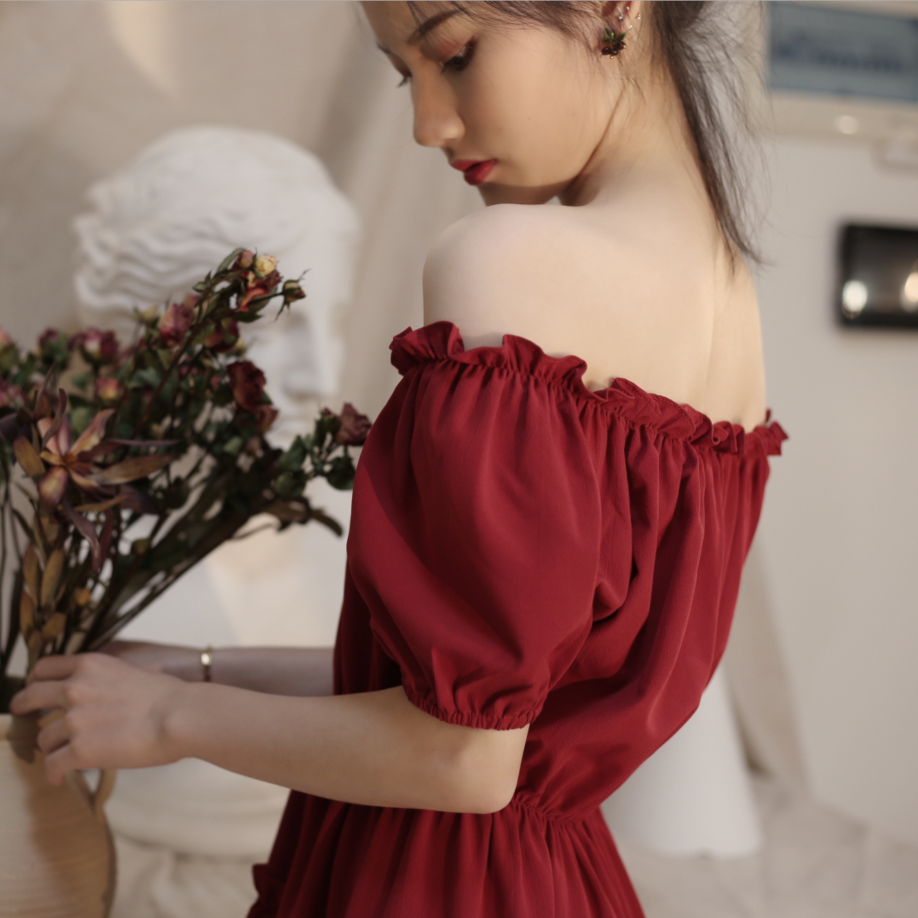 唐嫣一袭大红色露肩礼服亮相红毯，裙摆如垂坠的绽放花朵