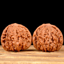 Hold the ball a pair of pans walnut and play the old mans hand to play an exercise hand massage ball officer hat on the fourth floor Lions head