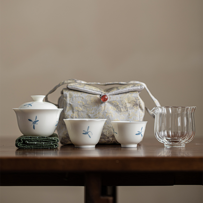 Self-sacrifice travel tea set outdoors to prevent scalding