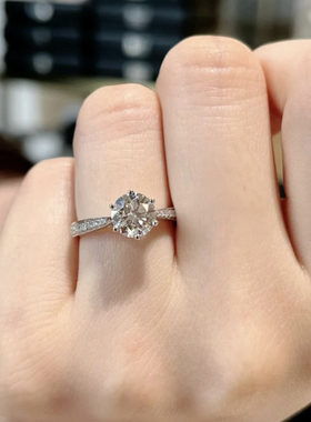 [初昕]微镶六爪进口D色莫桑石钻戒指女0.5ct-3ct镀18k金纯银备婚