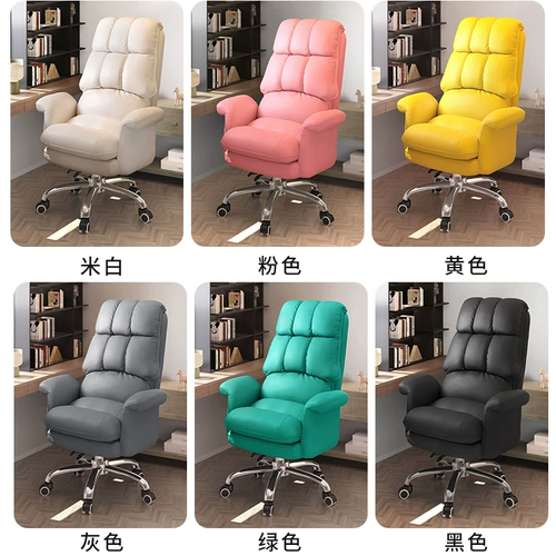 Ноутбук для домашнего использования, игровое кресло, комфортный диван