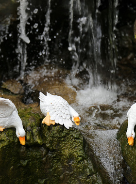 布置创意仿真动物喝水鸭子摆件