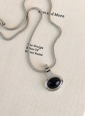 黑色金属风椭圆树脂吊坠短款项链