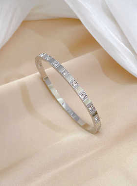 新款时尚镶钻钛钢手环女