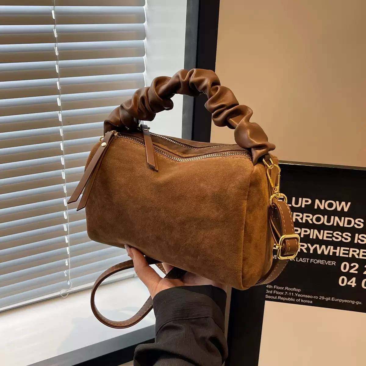 专柜品牌美拉德鹿皮绒小方包2024秋季时尚百搭枕头包大容量通勤单,淘宝优惠券,粉丝福利购,淘宝优惠卷