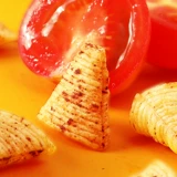 Около 104 пачки замечательных хрустящих рогов и острых рогов и хрустящих говяжьих хрустящих рогов Небольшой пакет под морской ностальгией с пыхтными закусками цельная коробка