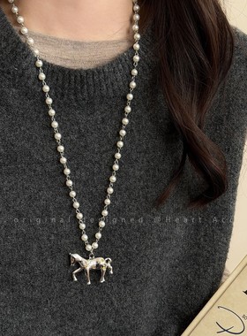 双层珍珠小马吊坠项链女款轻奢高级感秋冬叠戴长款串珠毛衣链配饰