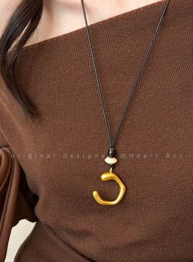 金色不规则C形吊坠项链女简约高级感黑绳毛衣链秋冬长款抽拉配饰