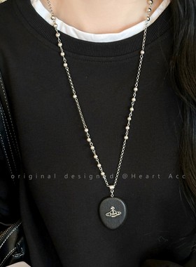 黑色土星木质圆牌吊坠项链女2025新款设计小众百搭长款毛衣链配饰