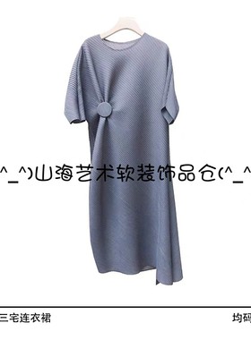 现代样板房间衣帽间绿色主题衣服套装摆件衣柜软装饰品首饰包组合