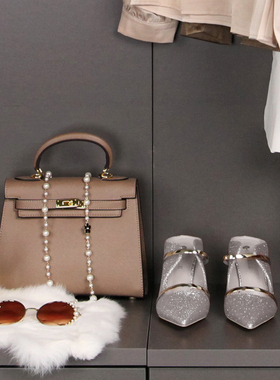 样板房衣帽间梳妆台白领商务女士衣服软装饰品组合摆件高定展厅包