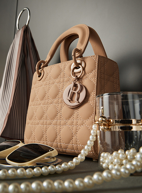 欧式现代样板房女士衣帽间卧室梳妆台手提包珍珠项链丝巾套装摆件
