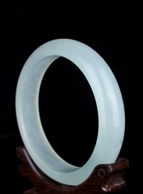 玉石匠冰种手镯 石英岩质玉女款手镯 青白玉富贵镯子 浅绿色玉环