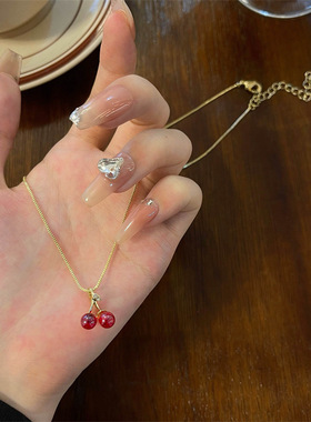 日韩高级感酒红色樱桃吊坠项链女小众设计轻奢锁骨链百搭气质颈联