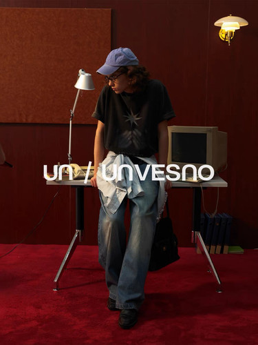 Unvesno(UN)复古炒雪花磨破工艺手捧星印花情侣款宽松T恤 - 图3